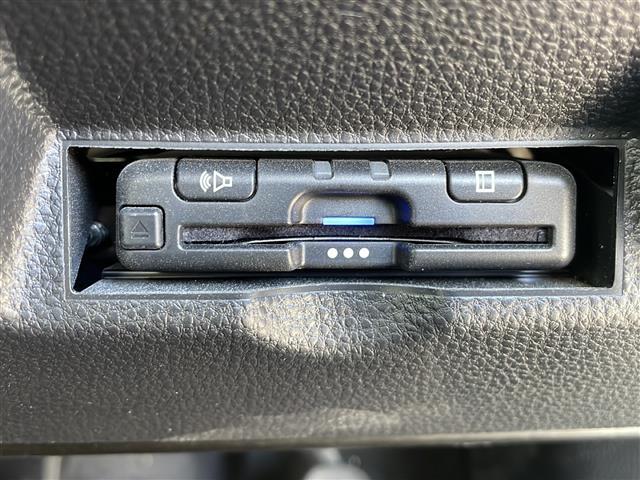 【ETC】有料道路を利用する際に料金所で停止することなく通過できる、ETC車載器（ノンストップ自動料金収受システム機器）が装備されています。セットアップを行うことで利用可能になります。