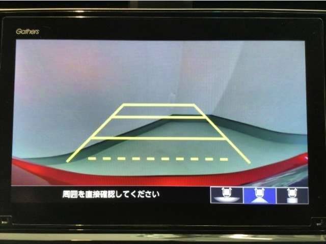 【バックカメラ】運転が苦手な方も車庫入れラクラクです！ギアをリバースに入れれば自動的に切り換わりますので、面倒な操作は不要です♪狭い駐車場もお車を傷つけず安心ですね！