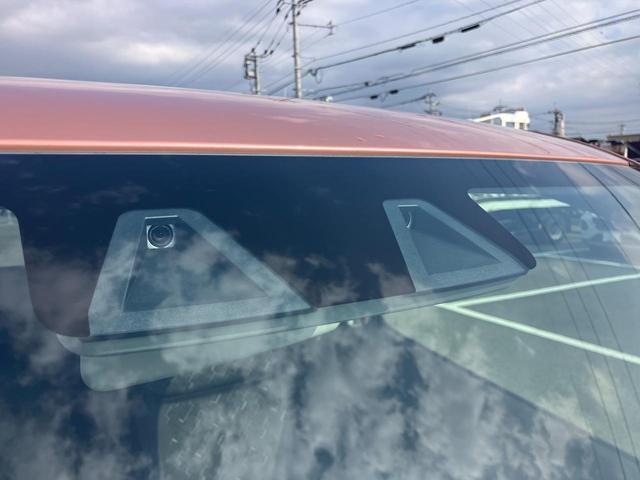 2つのカメラで前方の車両や歩行者を検知し、衝突のおそれがあると判断すると、ブザー音やメーター内の表示で警告。衝突の可能性が高まると、自動でブレーキをかけ、衝突の回避または衝突時の被害軽減を図ります。