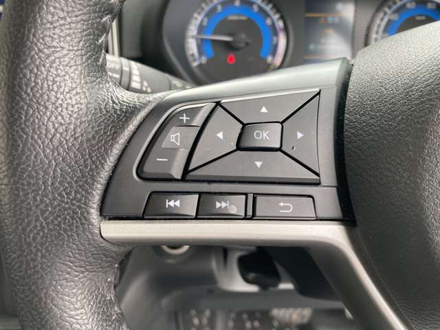 ■ステアリングスイッチ■ハンドル手元でオーディオの操作が簡単に出来ます。運転中でもナビまで手を伸ばさずに操作が出来て安心です。