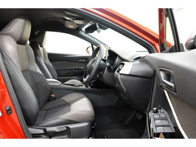 高いホールド性で運転姿勢が安定します。長距離ドライブでも疲れにくいのが魅力です。快適なドライビングライフをお送りください♪