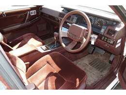 フラッシュ撮影した写真ですが、現物はワイン色が鮮やかに残っております。