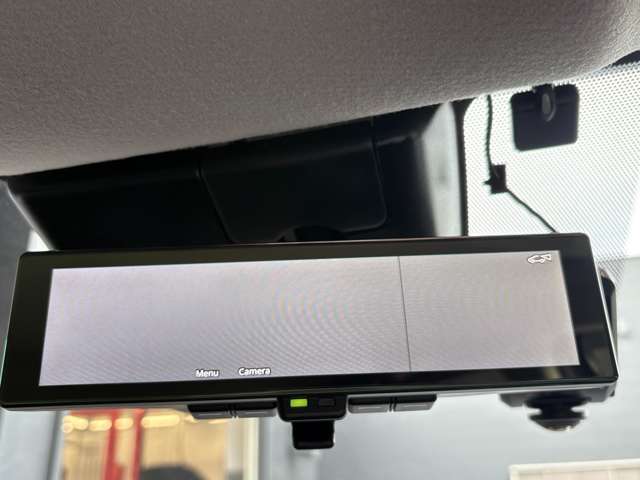 車両後方のカメラ映像をミラー面に投影します。社内の状況や天候に左右されずいつでもクリアな後方視界が得られます。