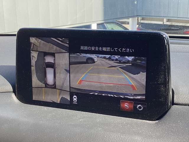 【360°ビューモニター】　　とても分かりやすい、クルマの上から見下ろしたような映像で、駐車サポートをしてくれます。