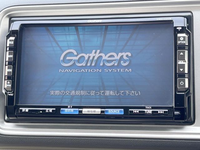 【純正ナビ】人気の純正ナビを装備しております。ナビの使いやすさはもちろん、オーディオ機能も充実！キャンプや旅行はもちろん、通勤や買い物など普段のドライブも楽しくなるはず♪