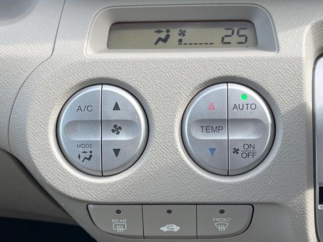 【オートエアコン】一度お好みの温度に設定すれば、車内の温度を検知し風量や温度を自動で調整。暑い…寒い…と何度もスイッチ操作をする必要はありません。快適な車内空間には必須の機能ですね♪