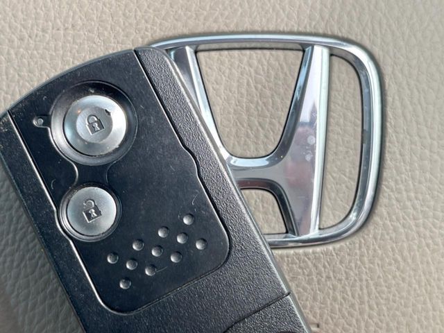 【キーレス】少し離れた場所からでもボタン一つでドアの開錠・施錠ができるのでとっても便利！ドアの鍵穴周りに傷をつけることもありません♪