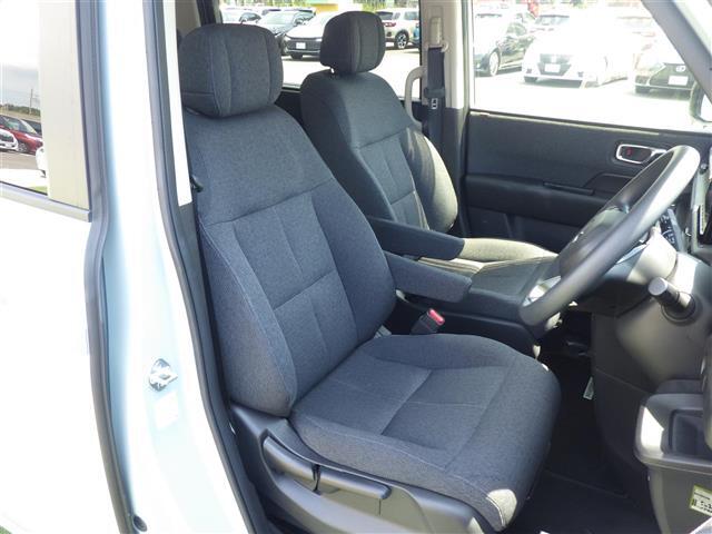 【運転席】座り心地が良いシートなので長時間の運転でも快適にお過ごしいただけます。新品のフロアマットのご注文も可能です。掲載箇所以外にご希望の写真がございましたらお気軽にお問い合わせ下さい。