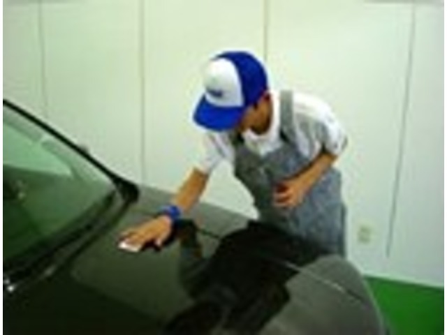 ☆塗りこみ☆研修を経た専門スタッフが特殊技術でボディ表面に「アークバリア21」をコーティングします。