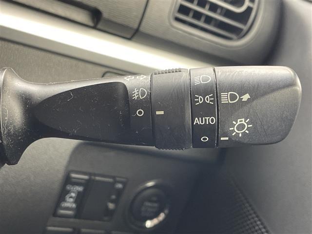 【オートライト（AUTO）】外の明るさをシステムが感知して、自動でヘッドライトが点灯します！ヘッドライトをつけ忘れを防ぐ便利機能です。