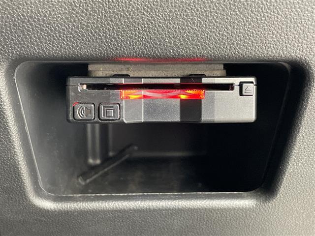【ETC】有料道路を利用する際に料金所で停止することなく通過できる、ETC車載器（ノンストップ自動料金収受システム機器）が装備されています。セットアップを行うことで利用可能になります。