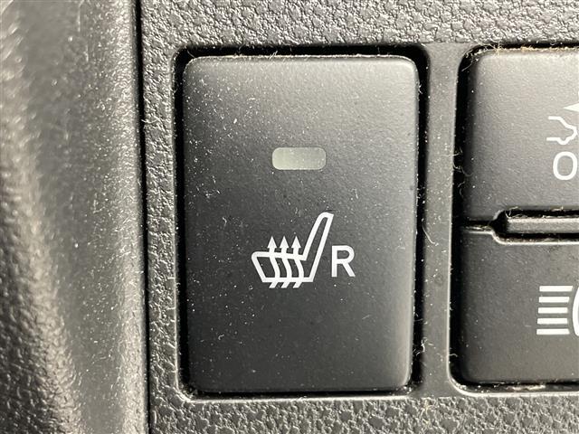 【シートヒーター】シートを温めてくれる暖房機器です！長時間座っていると負担が掛かりやすい背中や腰、または冬場などの寒い日に冷えやすい脚部に快適なぬくもりを伝えます。
