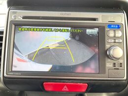 【バックカメラ】駐車時に後方がリアルタイム映像で確認できます。大型商業施設や立体駐車場での駐車時や、夜間のバック時に大活躍！運転スキルに関わらず、今や必須となった装備のひとつです！