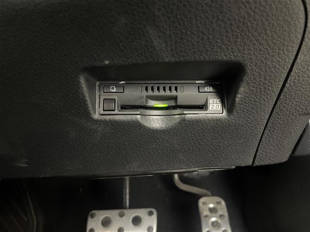 【ETC】有料道路を利用する際に料金所で停止することなく通過できる、ETC車載器（ノンストップ自動料金収受システム機器）が装備されています。セットアップを行うことで利用可能になります。