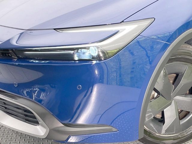 【LEDヘッドライト】悪天候や夜間走行時も良好な視界を確保し安心して運転できる高輝度LEDヘッドライトを装備！点灯速度が早く、消費電力も抑えられています。