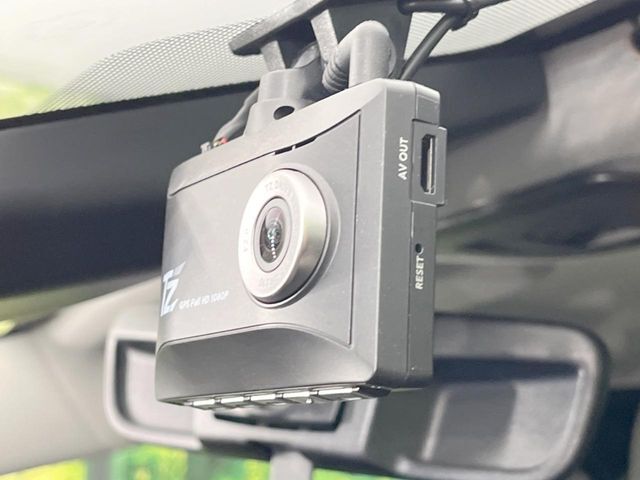 【ドライブレコーダー】安心・安全なカーライフに必須のドライブレコーダーを装備！走行中はもちろん、あおり運転や事故に遭遇した際の状況も映像で記録し、万一のリスクに備えます。