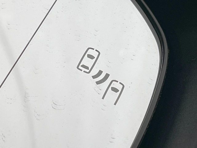 【ブラインドスポットモニター】走行中、ドアミラーの死角になりやすい箇所に後続車が接近するとサイドミラーのレンズに警告を表示！ドライバーに注意喚起をしてくれます。