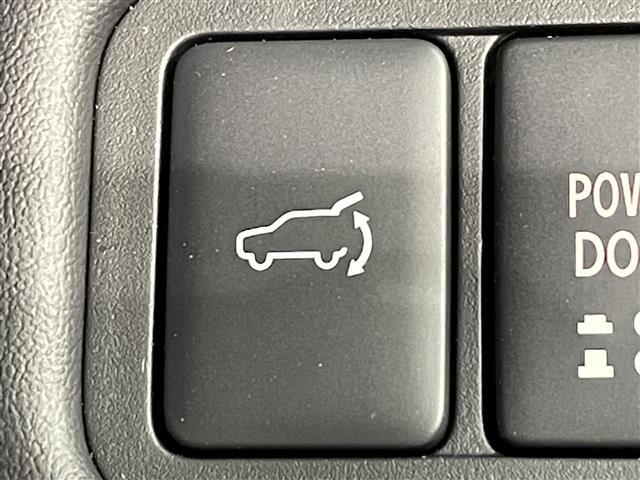 ◆【エレクトリックテールゲート（ハンズフリー・停止位置メモリー機能付）】荷物を抱えた状態でもリアゲートの開閉が可能です！お買い物時やアウトドアの際に役立ちますね。