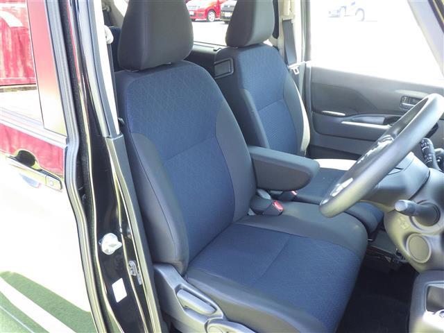 【運転席】座り心地が良いシートなので長時間の運転でも快適にお過ごしいただけます。新品のフロアマットのご注文も可能です。掲載箇所以外にご希望の写真がございましたらお気軽にお問い合わせ下さい。
