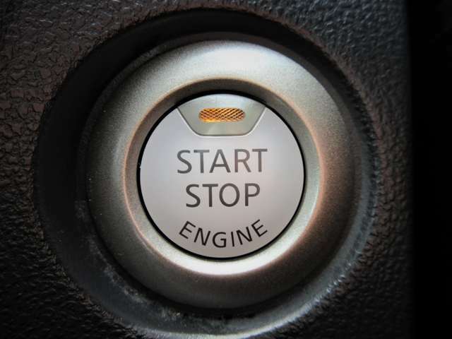 インテリジェントキ-（イモビライザ-機能内蔵）のエンジン始動＆停止用プッシュボタンです。　キ-を持って乗り込んで、ブレ-キペダルを踏んでポチっとな、これだけでイイんです♪