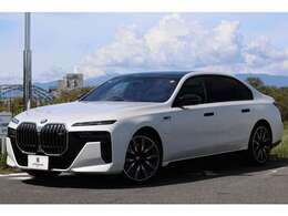 BMWフルEVのフラッグシップi7　M70　xDriveが入庫いたしました。ボディカラーはミネラルホワイト。目視で確認できる傷はほぼなく、綺麗な塗装状態をキープしています。