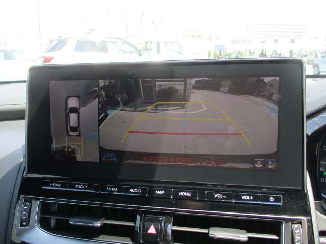 パノラミックビューモニターは、車両の前後左右に搭載したカメラから取り込んだ映像を合成し、車両を上から見たような映像をナビゲーションに表示。運転席から目視しにくい車両周囲の状況を確認できます