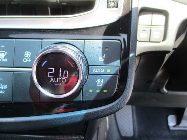 運転席助手席のコンフォートエアダブルシートはスイッチ一つで夏は涼しく、冬は暖かい風を出す事が可能です。高級グレードにしか装備のない冷暖房の補助機能です。携帯型オーディオの接続が可能なUSB端子も装備。