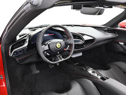 内装はNEROを選択しております。落ち着いたシックな内装となっております。弊社ではクリーニングを実施し、清潔な状態でお客様へデリバリーさせて頂きます。