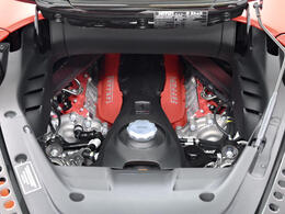 V8ツインターボプラグインハイブリッドになります。V8気筒歴代トップの出力になります。モーターで始動をするので、早朝時や深夜の始動も気にせずに発進できます。