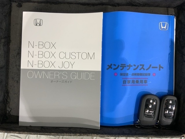 スマートキーは鍵をバッグに入れたままでもドアロックの開閉やエンジンのON・OFFができます。夜間や雨の日も鍵を探さなくて良いので便利です。