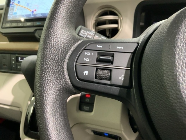 ステアリングにオーディオ操作スイッチが付いています。オーディオ画面に直接タッチしなくても操作が出来ますので、運転に集中できます。