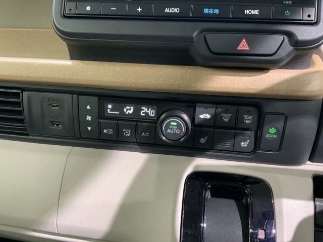 フロント両席にはシートヒーターが付いています！寒い日に便利な装備ですね。