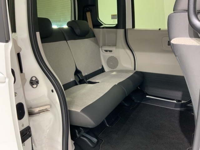 後席も余裕の広さ！ゆったりくつろげます！！