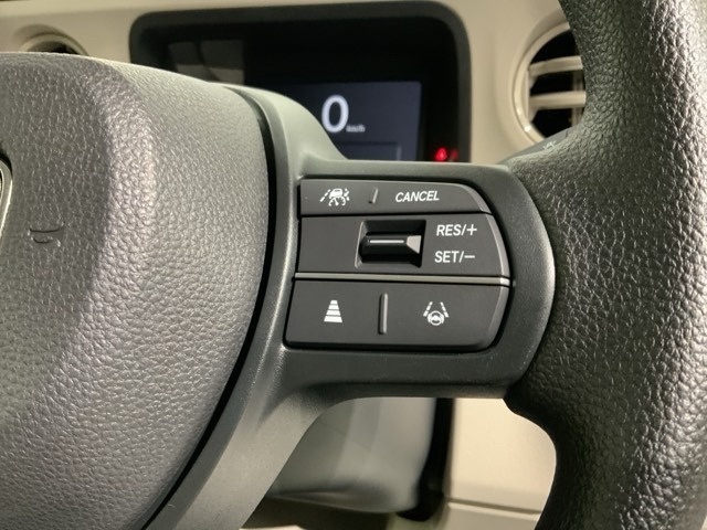 クルーズコントロールを装備しています。高速道路などで一定の速度で走ってくれるので運転が楽ですよ！速度を設定できますので、スピードの出しすぎにも注意できます。