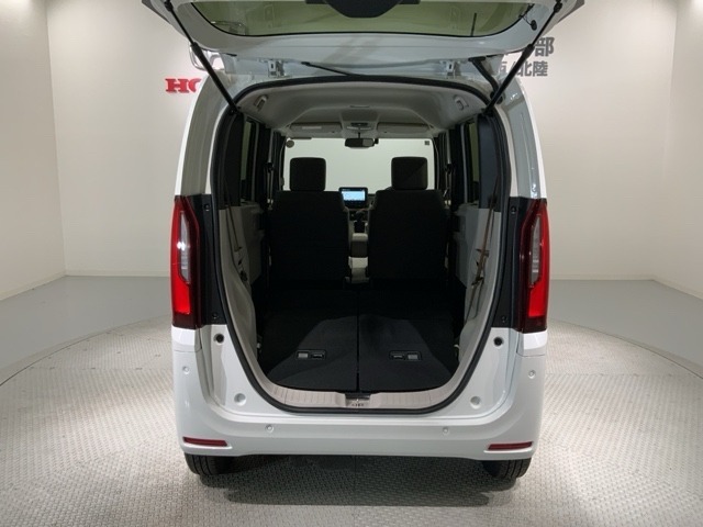 リアシートを倒すと、ラゲッジスペースを広くお使いいただけます！