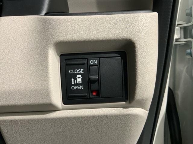 パワースライドドアが付いています。ワンタッチで簡単にお子様でも、お年寄りの方でも、開閉できますからとても便利です。キーレスや車内スイッチでも自動でドアの開閉ができます。
