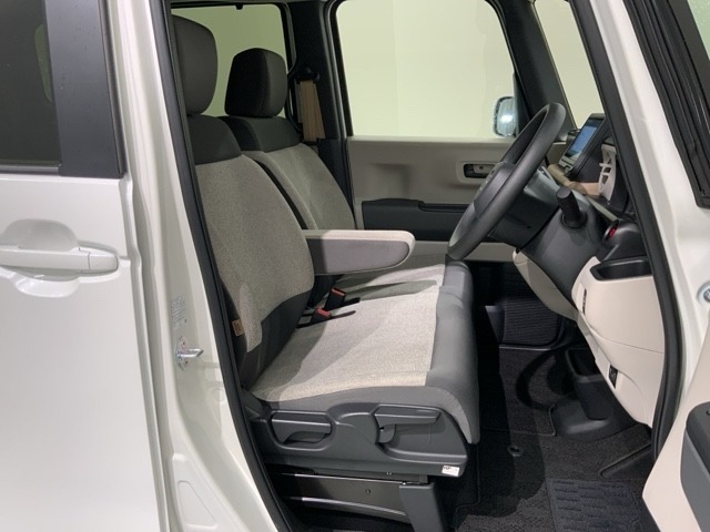 シートは厚めのクッションですのでゆったり座れますよ。