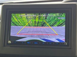 【バックカメラ】駐車時に後方がリアルタイム映像で確認できます。大型商業施設や立体駐車場での駐車時や、夜間のバック時に大活躍！運転スキルに関わらず、今や必須となった装備のひとつです！