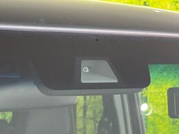 【ホンダセンシング】走行中に前方の車両等を認識し、衝突しそうな時は警報とブレーキで衝突回避と被害軽減をアシスト。より安全にドライブをお楽しみいただけます。