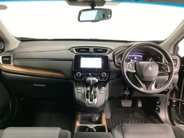 車内は光触媒抗菌消臭施工済です。インパネ周りはスタイリッシュなデザインで機能や装備も充実しています。グローブボックスやカップホルダーのほかにトレーなどたくさんの収納スペースが付いています。