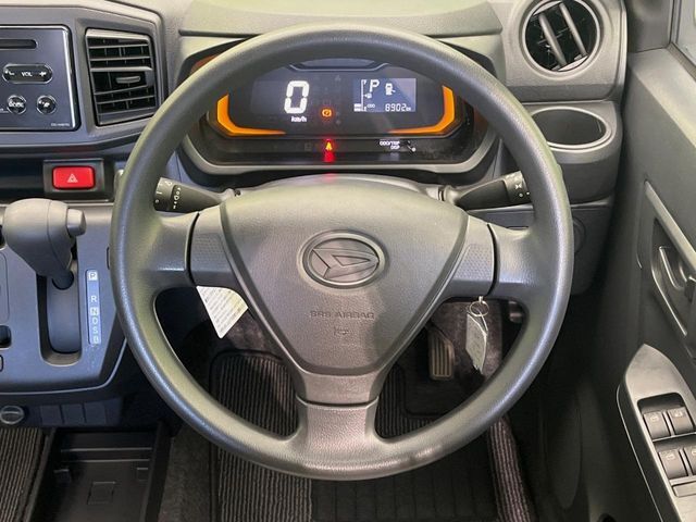 インテリアに合わせたデザインのステアリングは、運転される方のことも考え、運転しやすい形状、大きさです。是非一度、実際に触ってお確かめください。