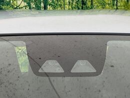 【スマートアシスト】走行中に前方の車両等を認識し、衝突しそうな時は警報とブレーキで衝突回避と被害軽減をアシスト。より安全にドライブをお楽しみいただけます。