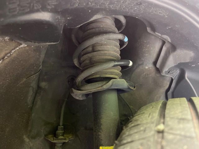 お車を安心してお乗りいただく為には、足回りの定期点検が欠かせません。サービスサポート（有償保証）では無料点検もご提供しており、安心のカーライフをお過ごしいただけるサポート体制が整っています。