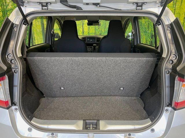 普段のお買い物や通勤、送迎等に十分な荷室スペースを確保しております。セカンドシートを倒すと、大きな荷物の積載も可能です♪
