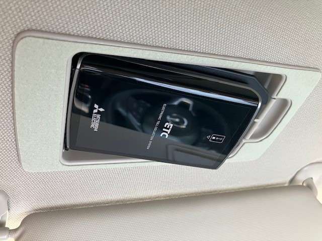 ETC車載機は運転席のバイザー裏に取り付けられております。これはマツダの特許にての取り付けで、盗難防止に役立ちますし、邪魔になる事にもなりません！