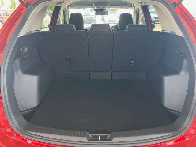 CX-5だけのリアシート4：2：4分割。真ん中を倒すことでスキー板や絨毯などの長い物を載せても、両サイドの乗員が窮屈にならなずにお座り頂けます。