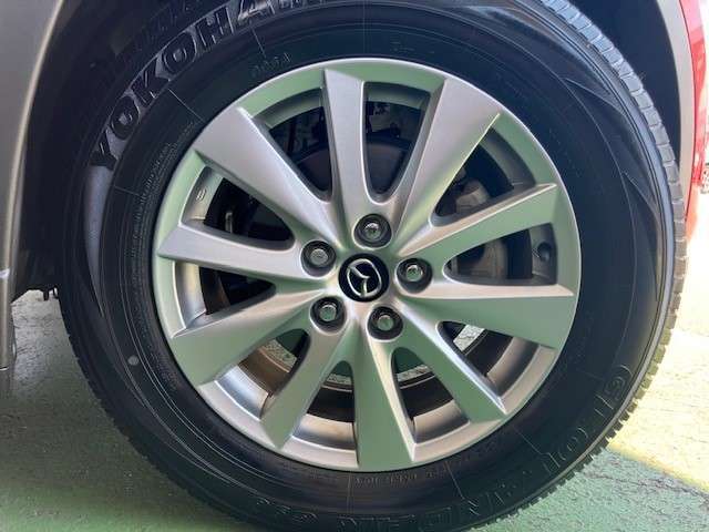 225/65R17のCX-5専用のアルミホイール。シンプルなデザインですが、重量軽減と立体感のあるアルミホイールです！