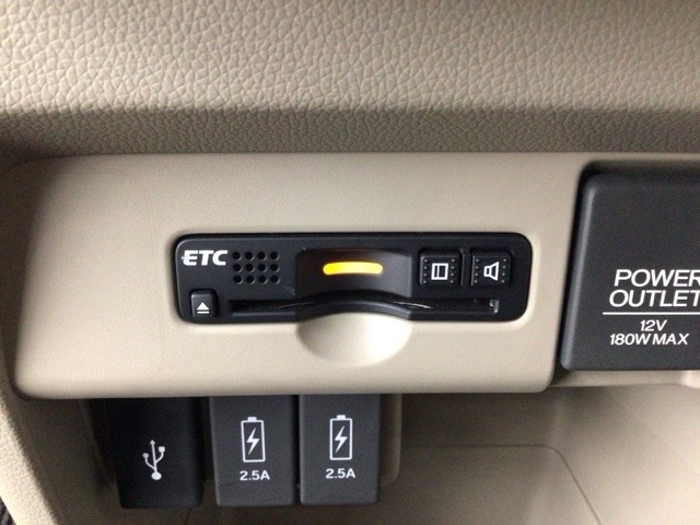 【ETC車載器】もはや必須アイテムのETCを搭載！高速道路のご利用時にとても便利！わずらわしい料金所での現金支払いが不要となりスムーズに通過できます♪