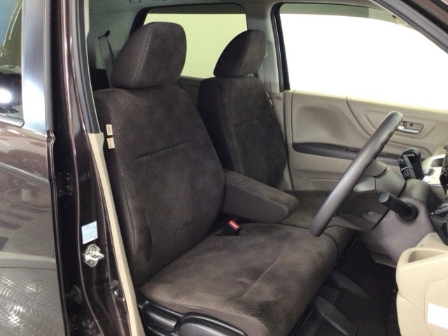 【前席】充分な広さを確保した、快適な前席！インテリアカラーも落ち着いたお色です♪センターアームレストも付いて、リラックスした姿勢で運転していただけます♪