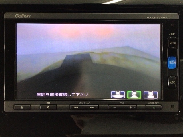 【バックカメラ】運転が苦手な方も車庫入れラクラクです！ギアをリバースに入れれば自動的に切り換わりますので、面倒な操作は不要です♪狭い駐車場もお車を傷つけず安心ですね！